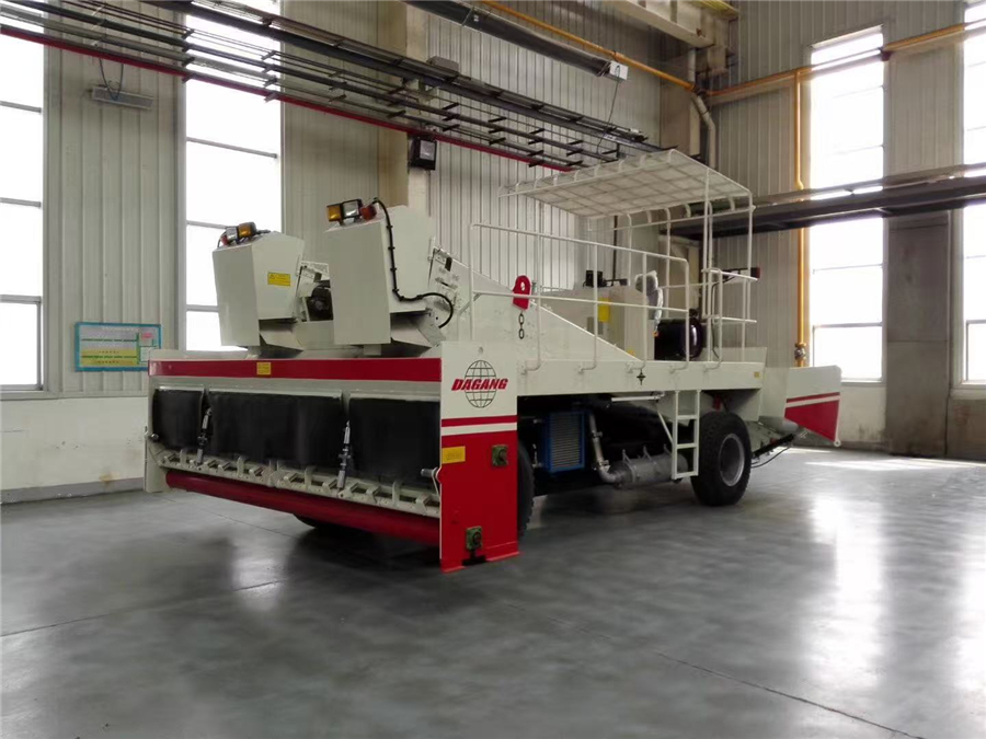 Self-propelled Chip Spreader (1)