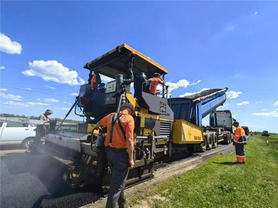 Asphalt Paver for Road Construction (2)