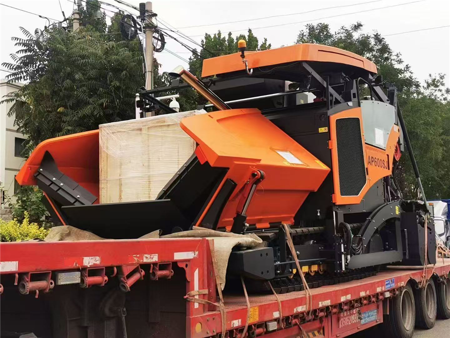 Asphalt Paver for Road Construction (4)