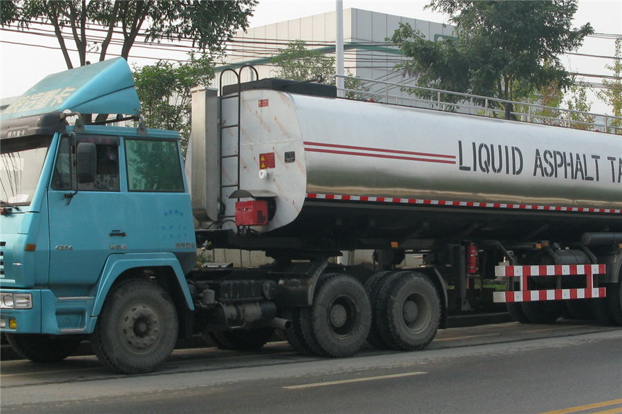 Asphalt transportation tank alternate view