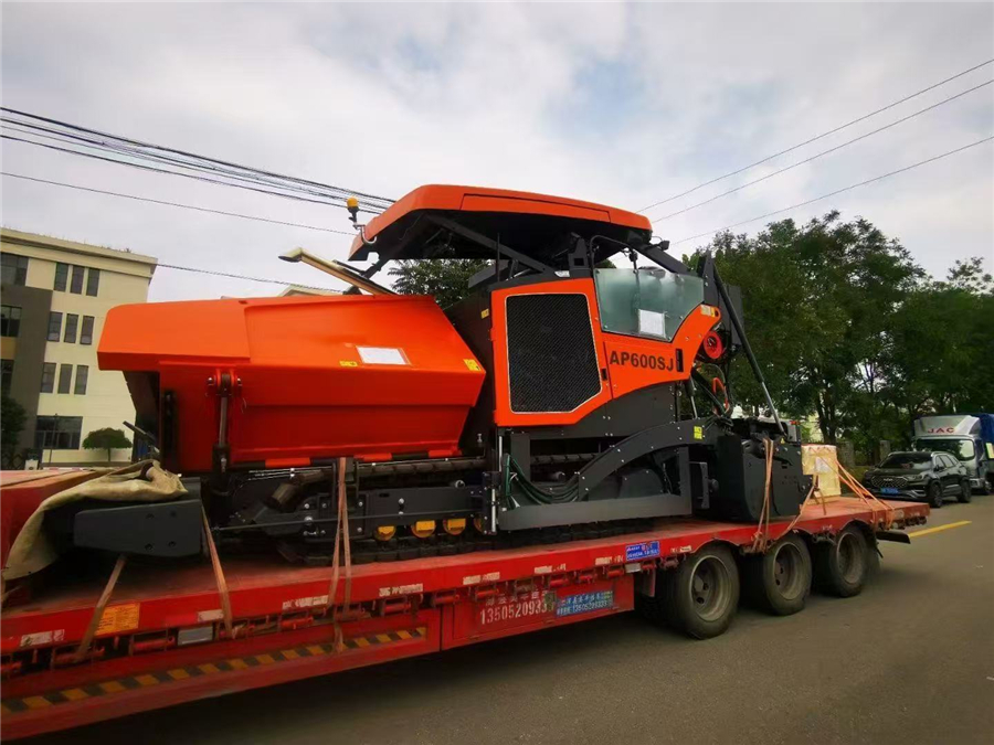 Asphalt Paver for Road Construction (3)