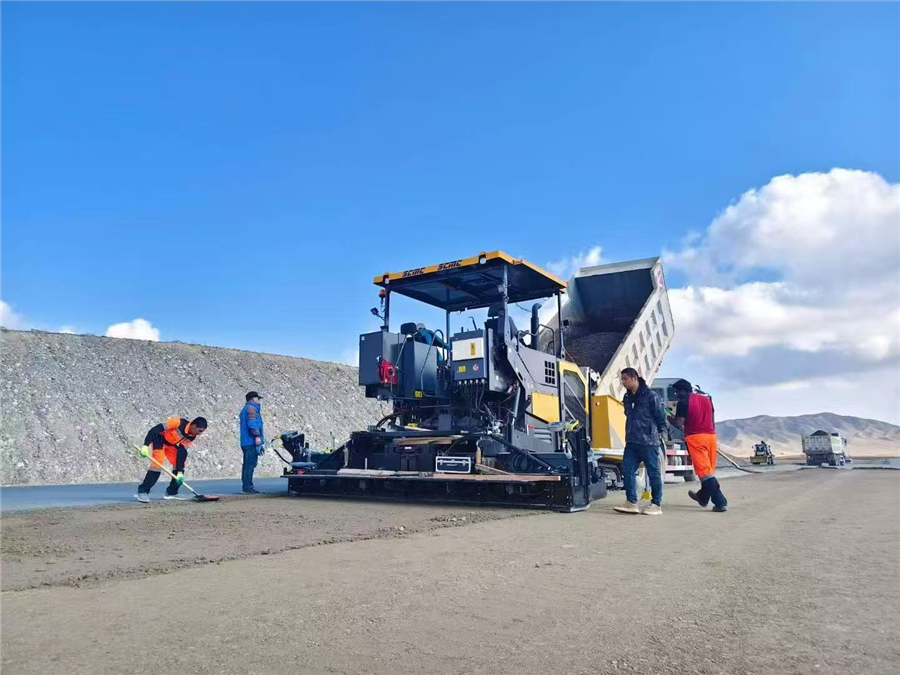 Asphalt Paver for Road Construction (8)
