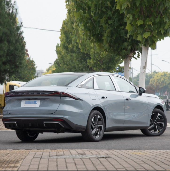 محرك SUV هايبرد عالي الكفاءة من جيلي غالاكسي L6 متاح الآن