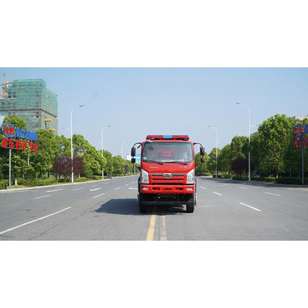 شاحنة إطفاء حرائق الغابات الاحترافية الخاصة بالطرق الوعرة 4WD 6t شاحنة إطفاء حرائق الغابات لجميع التضاريس مزودة بـ 4.4m³ خزان مياه و 1.9m³ خزان رغوة لإنقاذ الحرائق