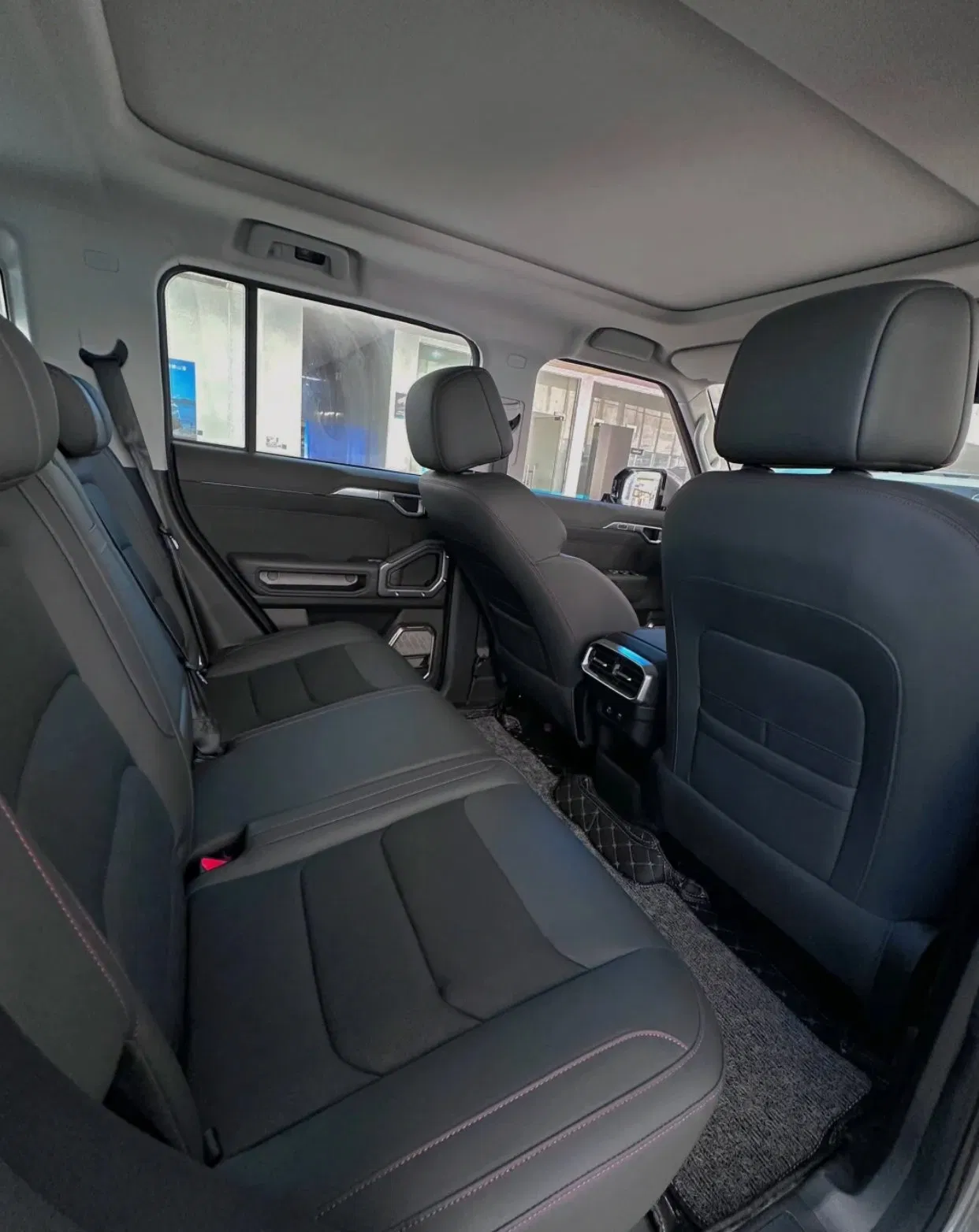 5-Door سيارة جيتور SUV تعمل بالبنزين مزودة بـ 156 PS L4 محرك هجين