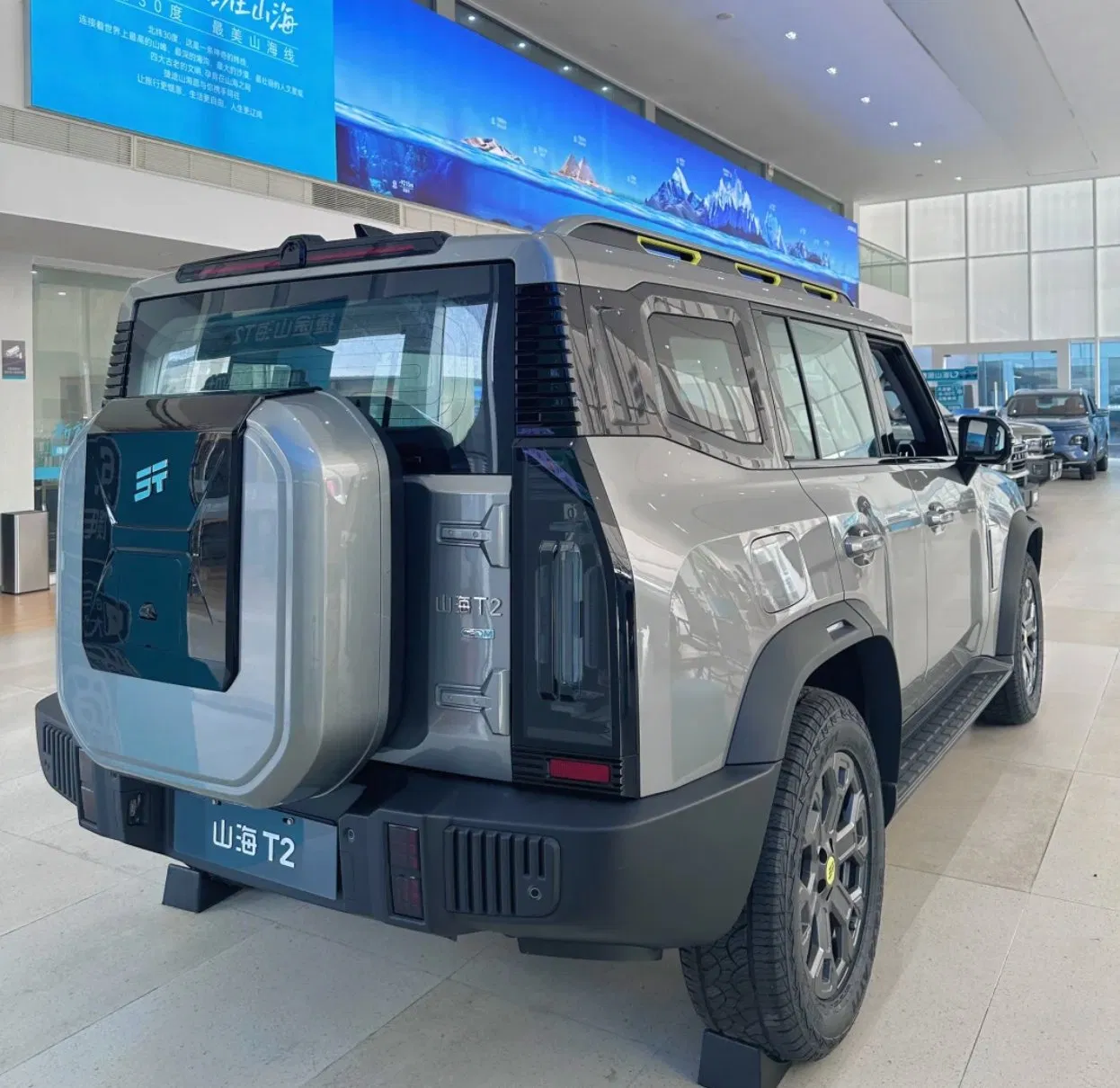 5-Door سيارة جيتور SUV تعمل بالبنزين مزودة بـ 156 PS L4 محرك هجين