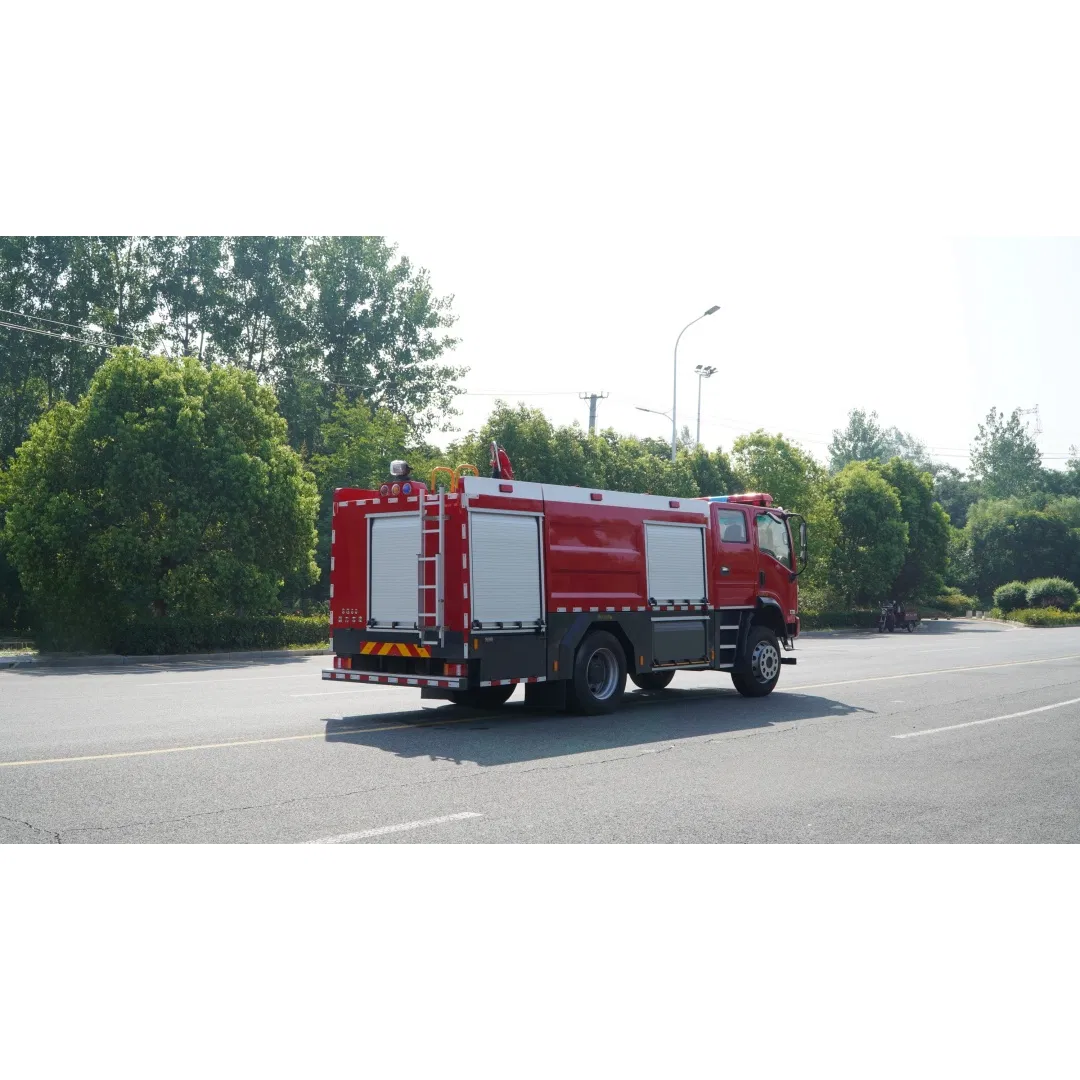 شاحنة إطفاء حرائق الغابات الاحترافية الخاصة بالطرق الوعرة 4WD 6t شاحنة إطفاء حرائق الغابات لجميع التضاريس مزودة بـ 4.4m³ خزان مياه و 1.9m³ خزان رغوة لإنقاذ الحرائق