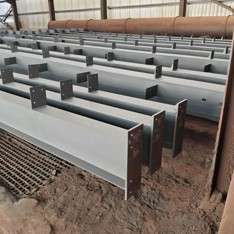 Painel sanduíche e telhas de aço
