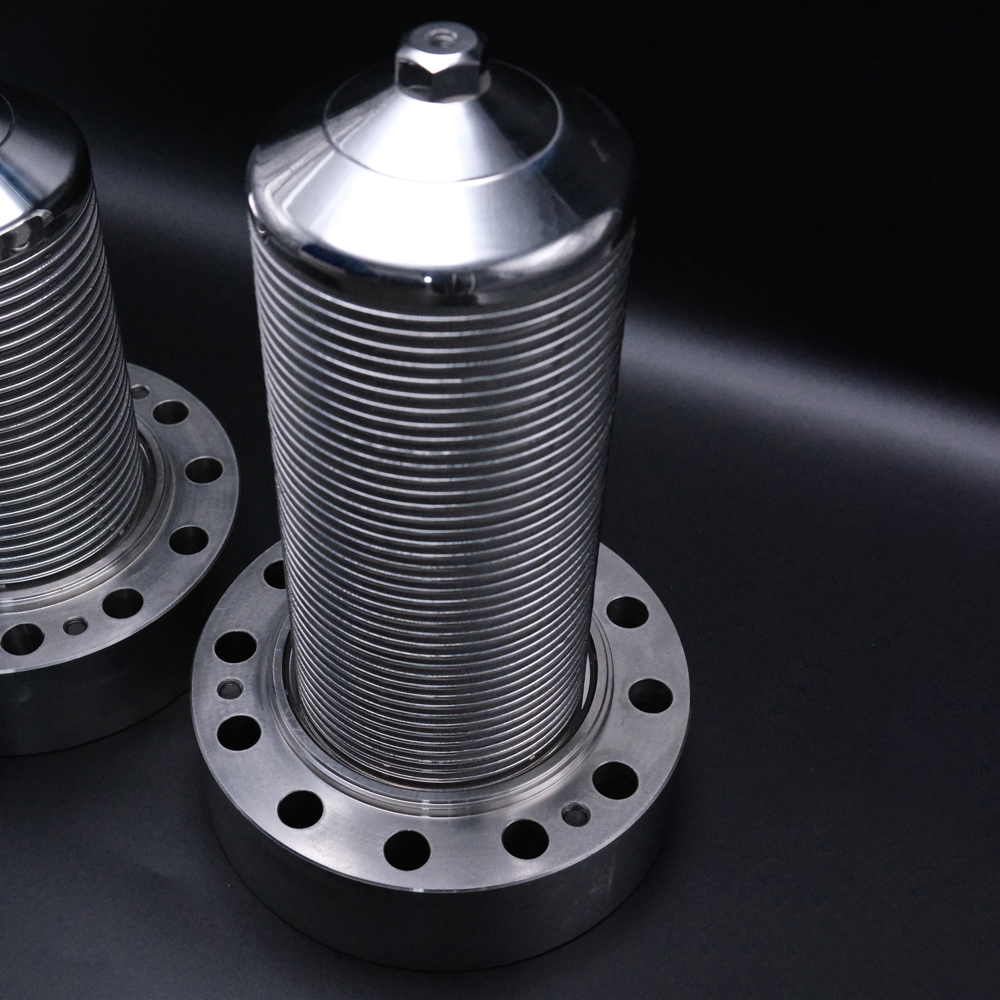 Melt filtration housing with candle filters