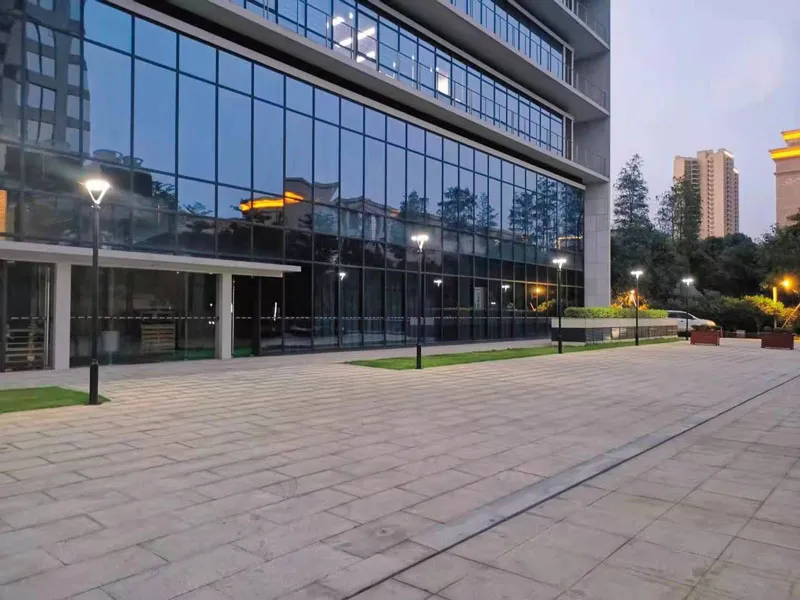 Instalação do Poste de Luz Solar