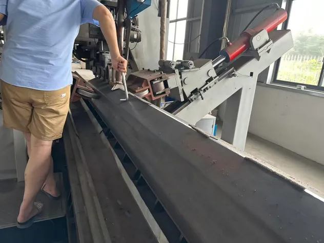 Máquina de laminagem e soldadura