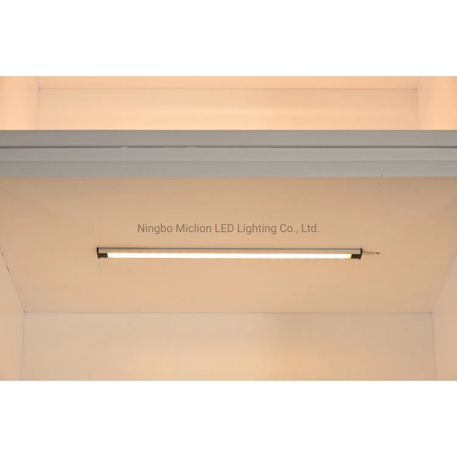 Luz LED com sensor de movimento sob o armário da cozinha iluminação