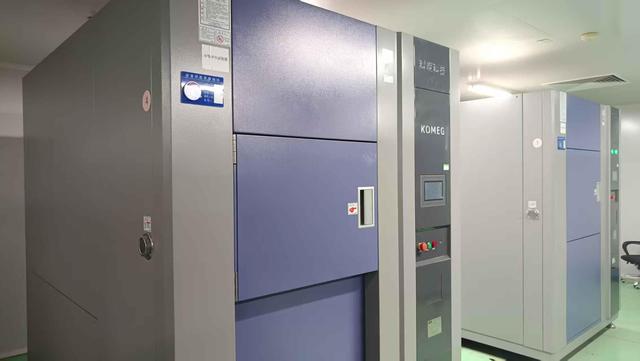 Laboratório com espectrômetro e esfera de integração avaliando o fluxo luminoso nominal da lâmpada