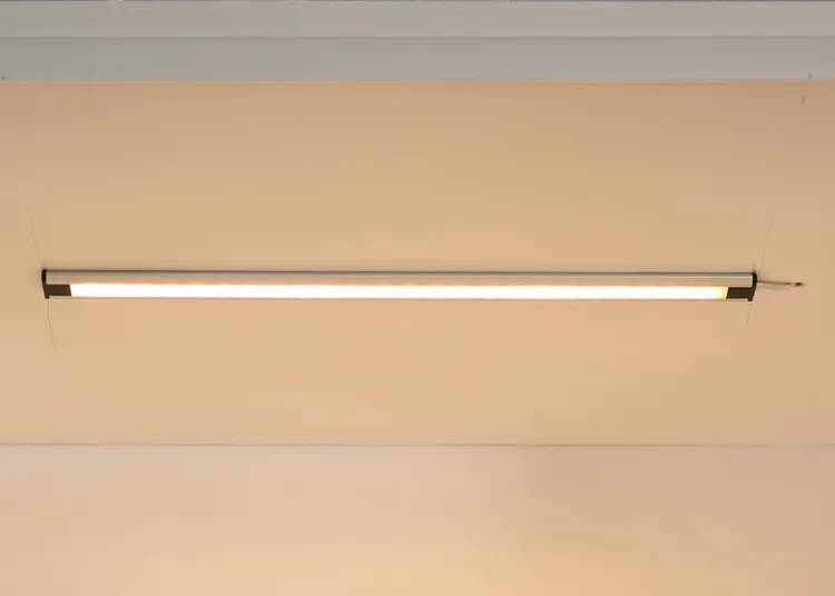 Luz LED com sensor de movimento sob o armário da cozinha iluminação