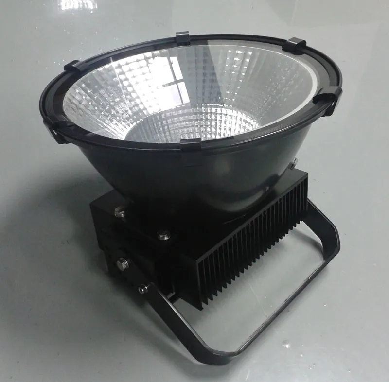 Iluminação de Projetor para Projetos Industriais de Estádios ao Ar Livre em Portos 400W 500W 1000W Luz de Torre LED de Poste Alto