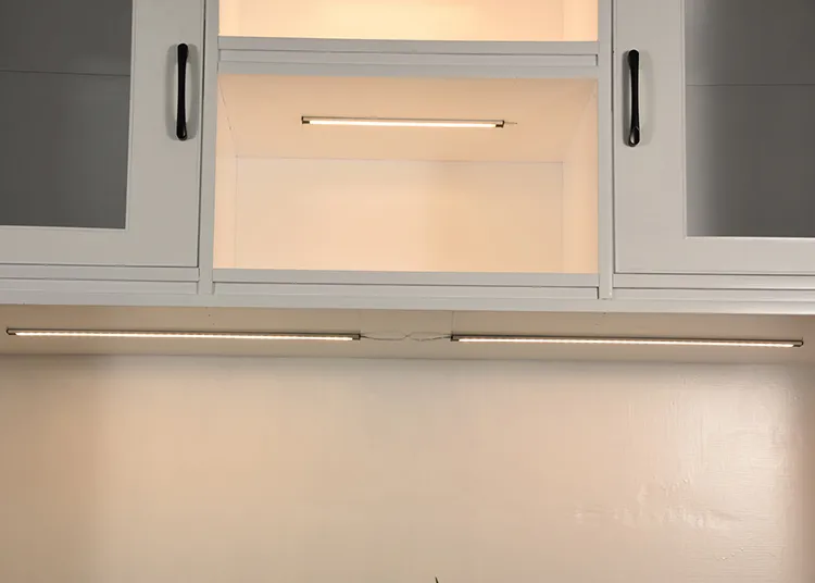 Luz LED com sensor de movimento sob o armário da cozinha iluminação