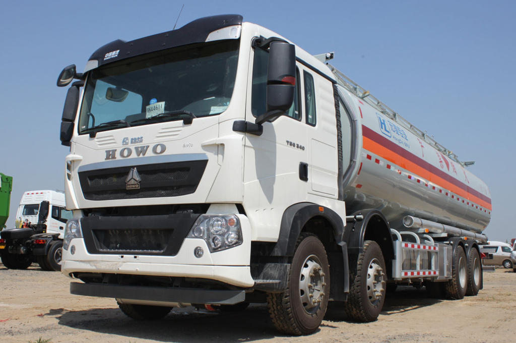 HOWO TX 8x4 Fuel Tanker Truck large volume tank capacity