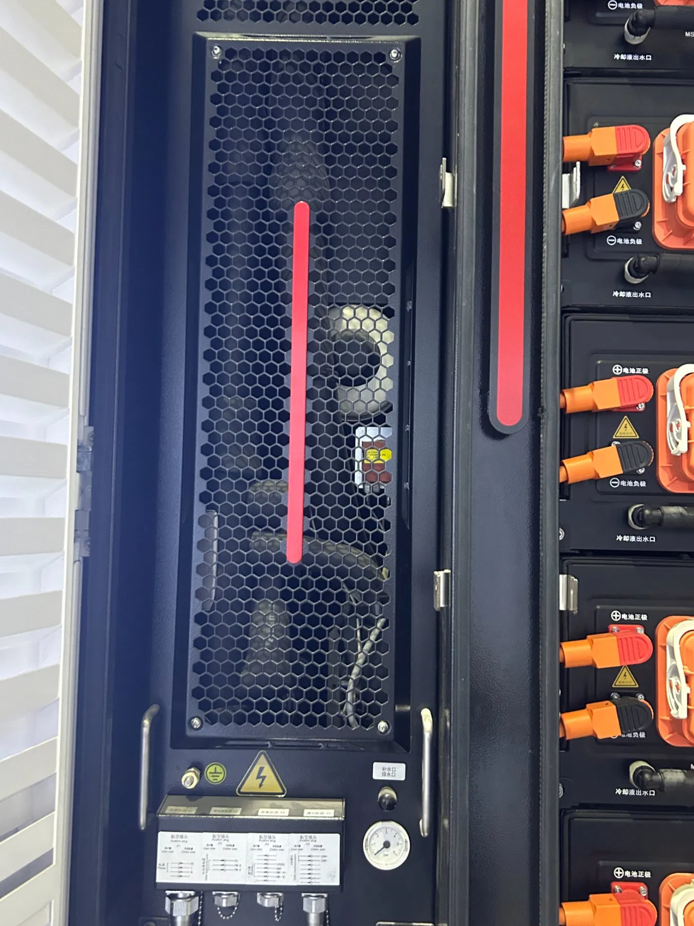 All in One 215kwh Solar Storage System All-Packaged Type Solution