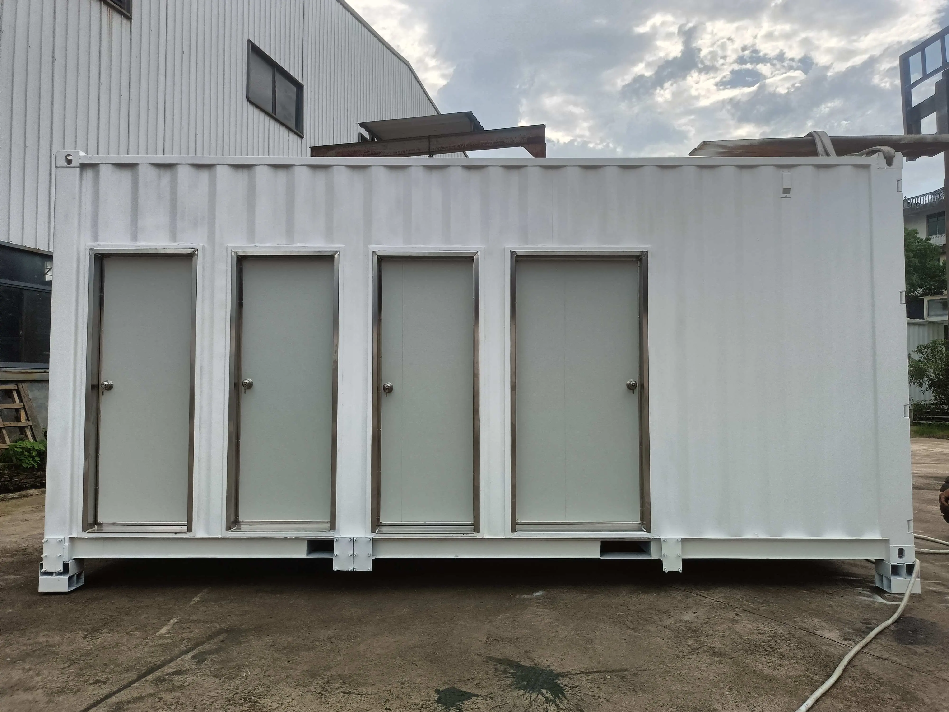 Public mobile container toilet