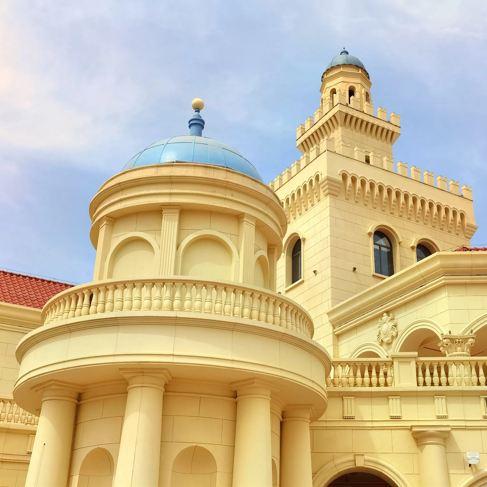 European-Style Buildings/Commercial Streets/Office Buildings/Theme Parks/Art Galleries Custom Designed Grc, Uhph Materials Sound Insulation/Fireproof/Waterproof