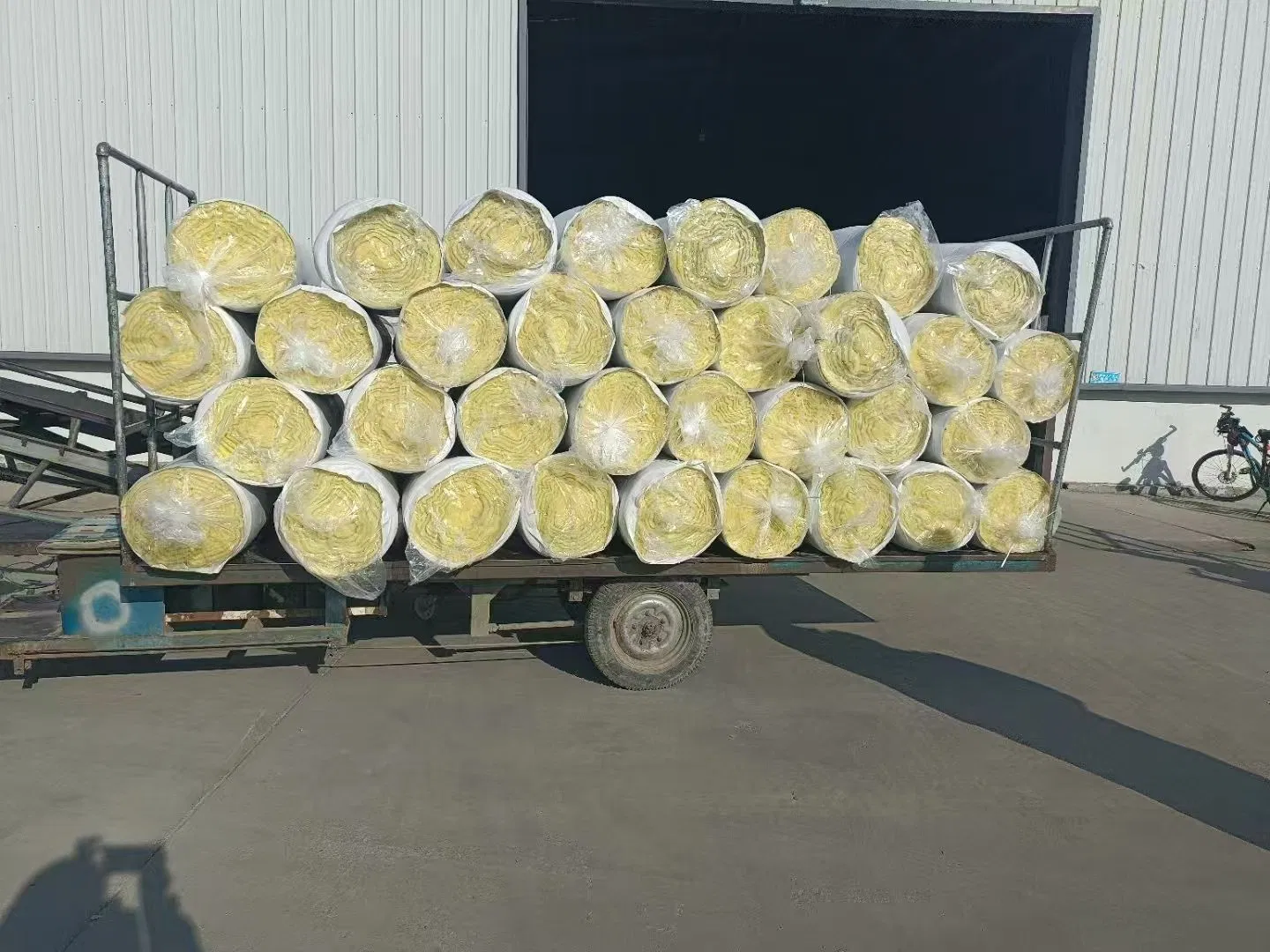 OEM Polypropylene Glass Wool Insulation Roll Fireproof Moistureproof Heat and Sound Insulation Roof Partition Building Materials