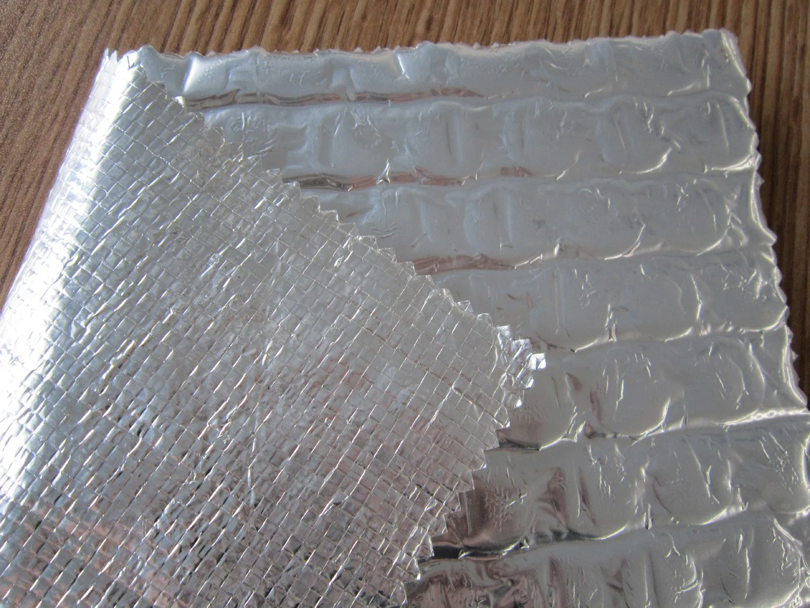 Fireproof Woven Fabric Bubble Aluminum Foil Wrap Insulation Reflective Roofing Aluminum Foil Bubble Sound Heat /Thermal Insulaion Building Construction Material