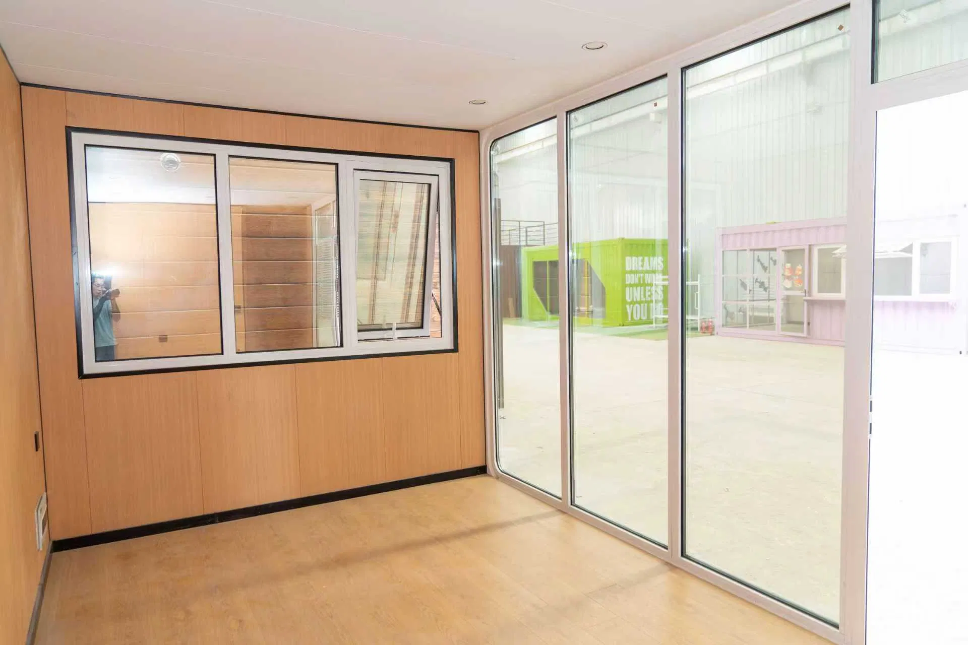 Earthquake and Windproof Apple Pod Structure with 38m Area and Glass Partition