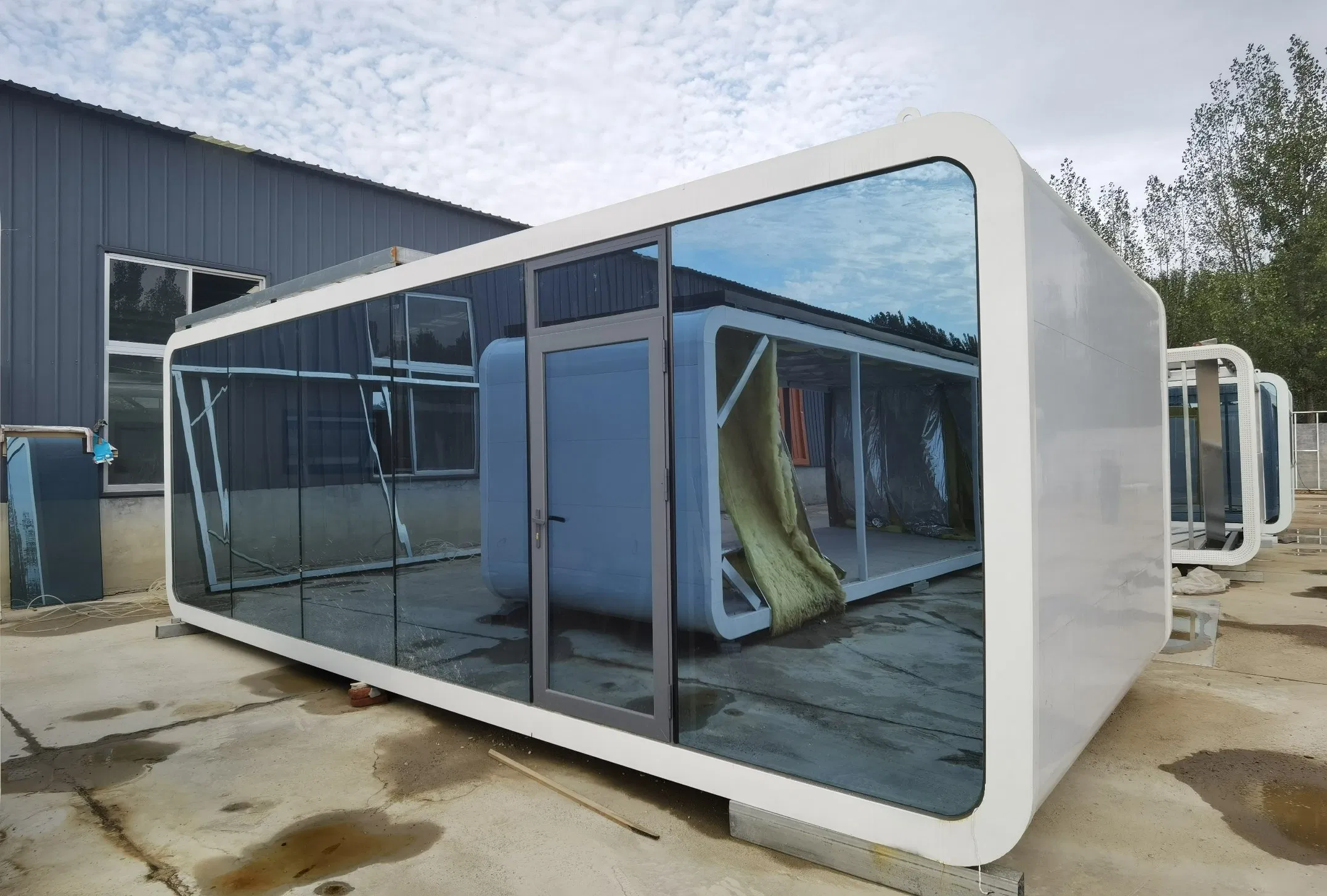 Contemporary Apple Cabin: Versatile Steel Structure for Businesses