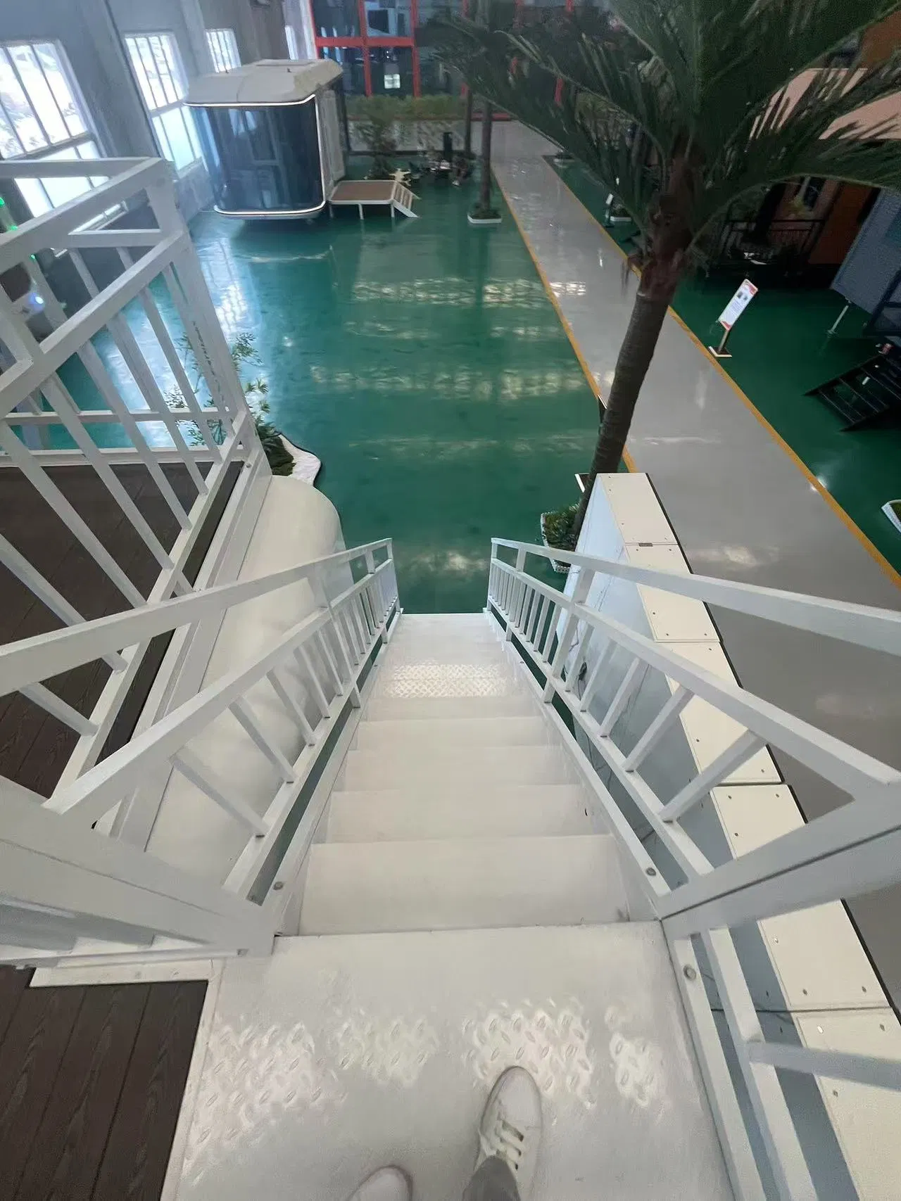 Earthquake and Windproof Apple Pod Structure with 38m Area and Glass Partition