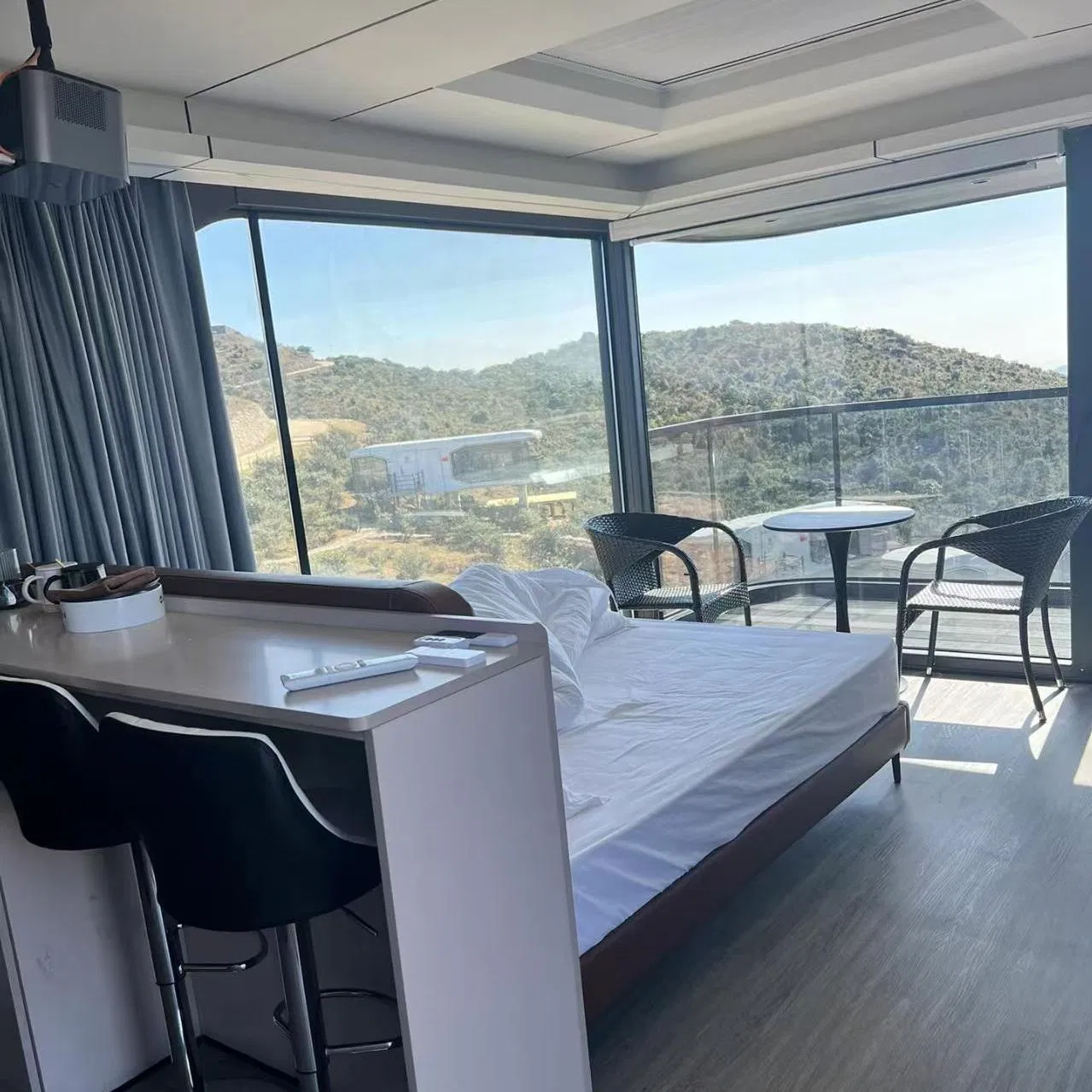 Luxury Glamping Space Capsule Eco-Friendly Accommodation for Mountain Resorts &amp; National Parks