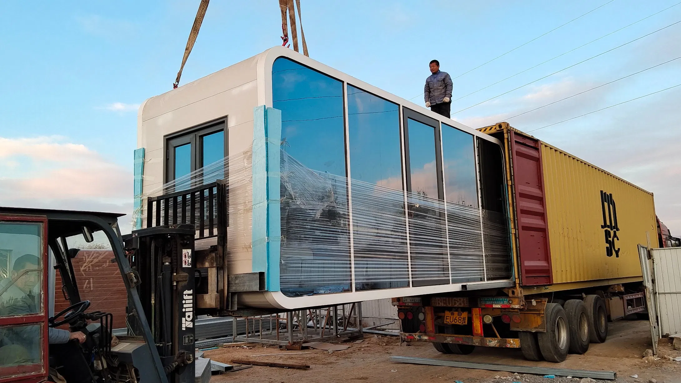 Modern Modular Mini Container Cabin Waterproof Steel Frame Structure for Living Room or Office Building