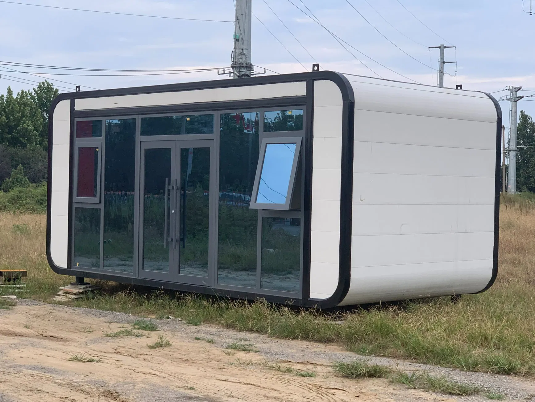 Contemporary Apple Cabin: Versatile Steel Structure for Businesses