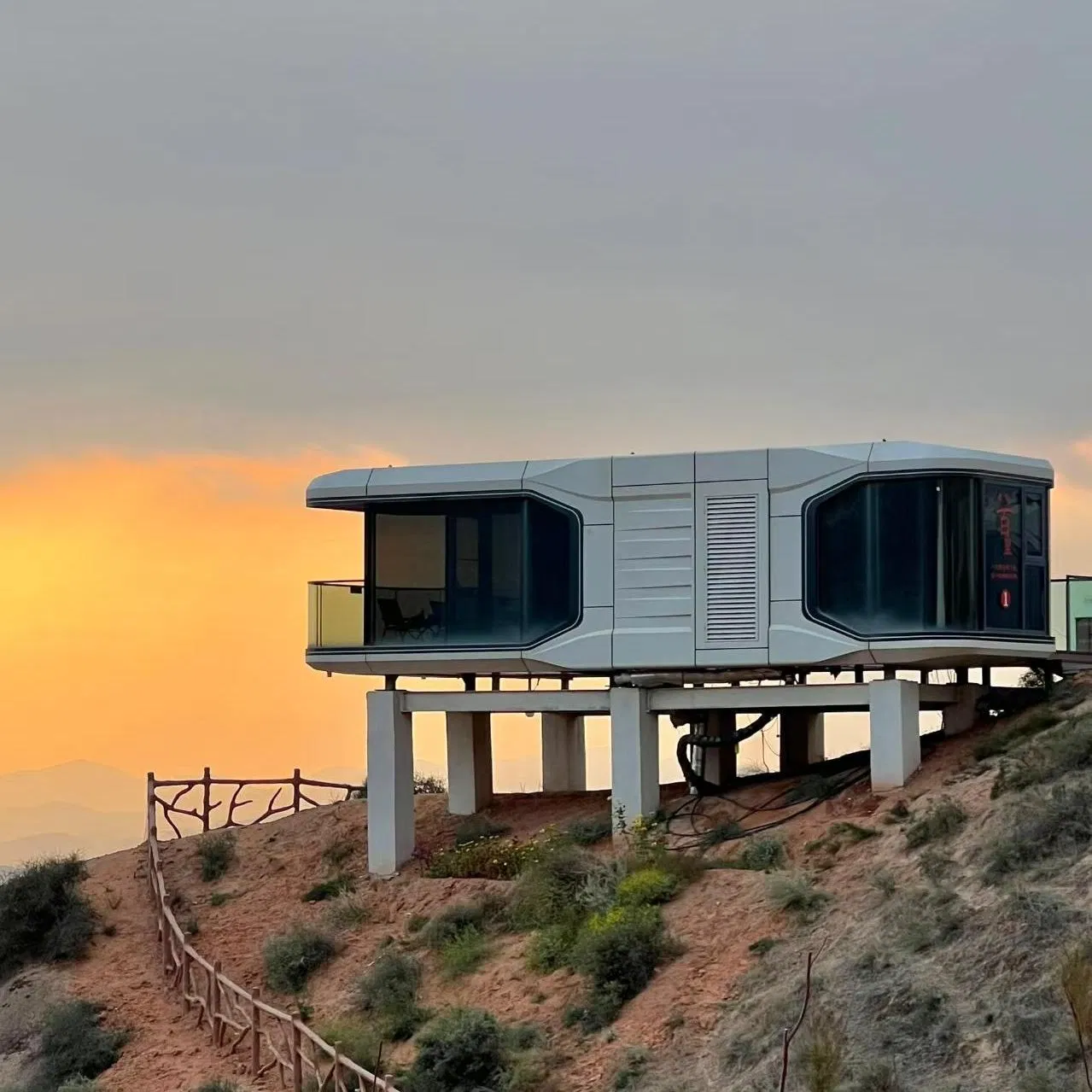 Luxury Glamping Space Capsule Eco-Friendly Accommodation for Mountain Resorts &amp; National Parks