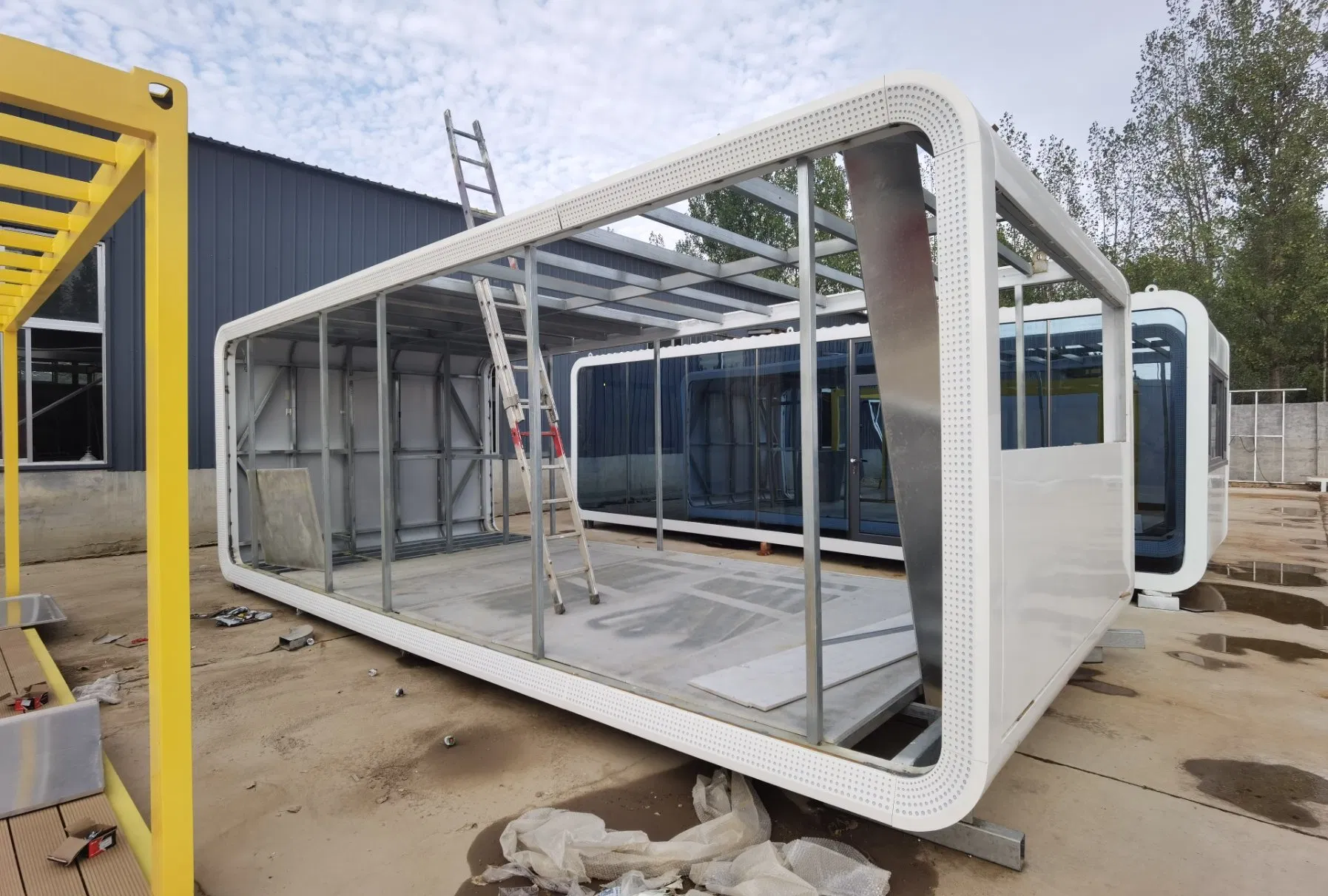 Contemporary Apple Cabin: Versatile Steel Structure for Businesses