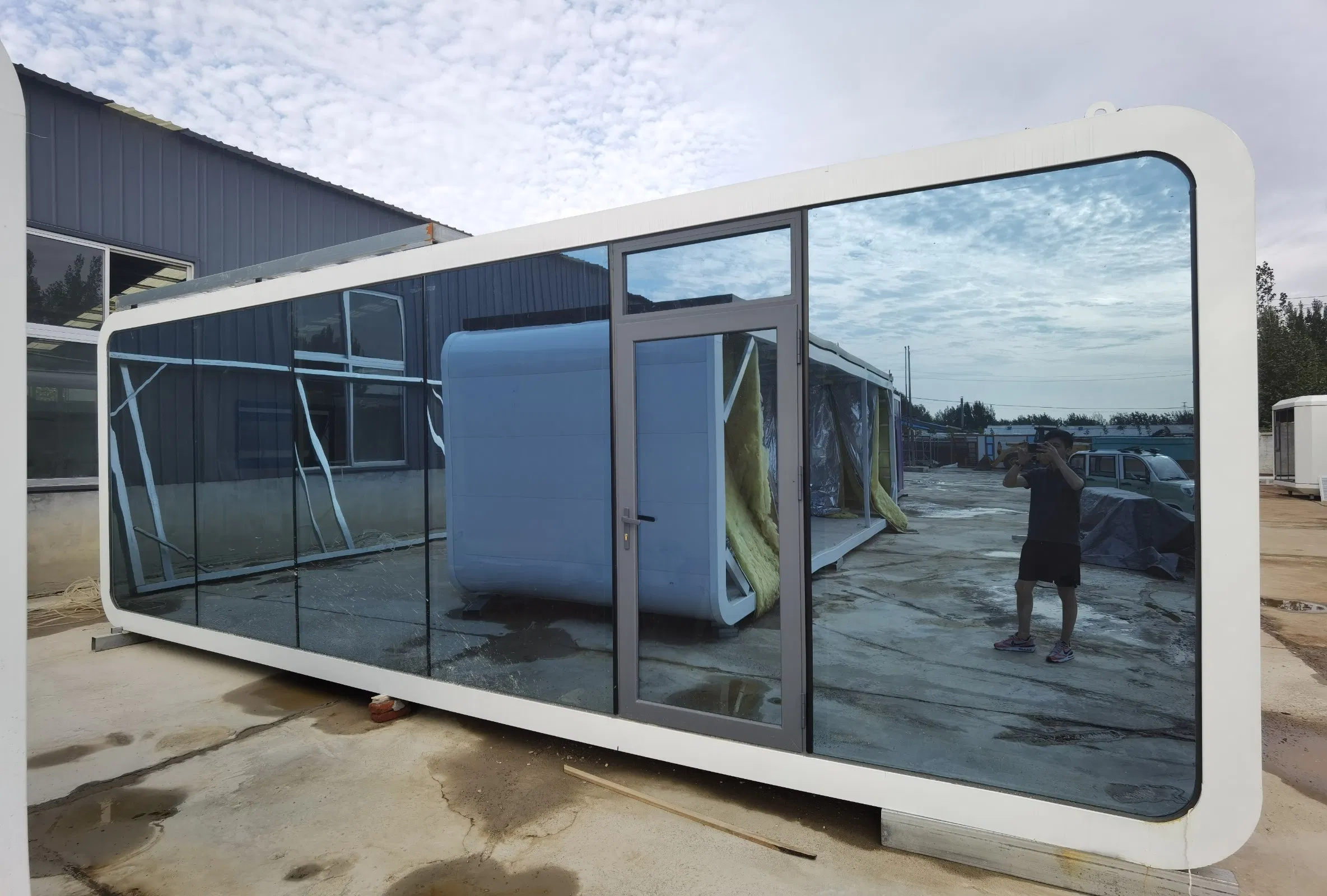 Contemporary Apple Cabin: Versatile Steel Structure for Businesses