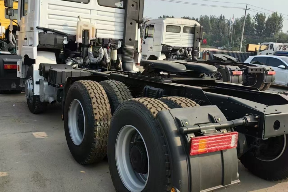 howo tractor truck 64 371HP Front View