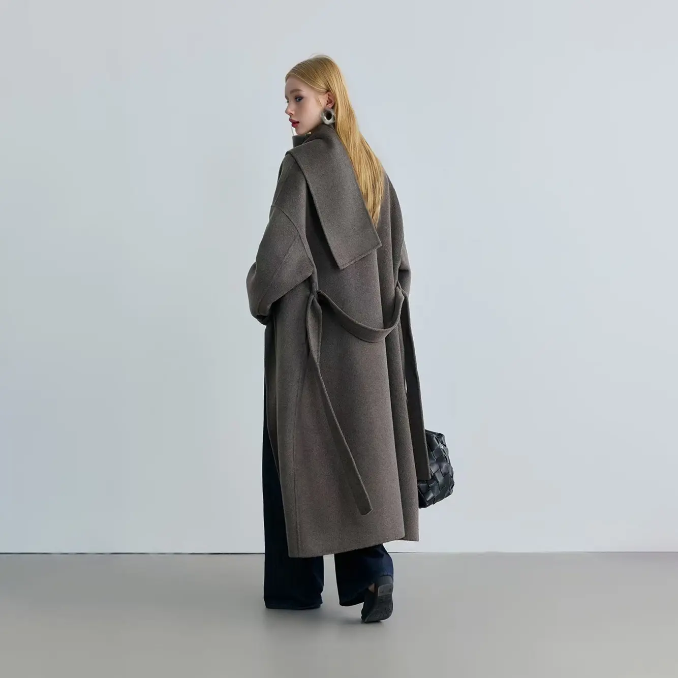 High-Quality Fashion Style Eco-friendly Women's Long Woolen Coat in Camel Down for Winter with Belt Supplier, Factory