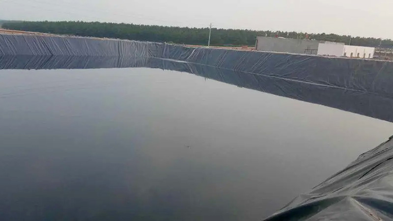 Sealing geomembrane seams