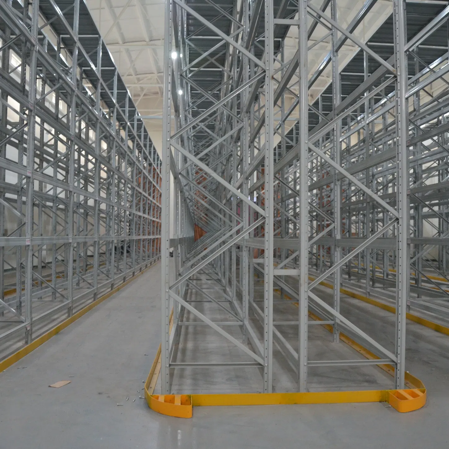 Heavy Duty Very Narrow Aisle Pallet Racking System for Warehouses