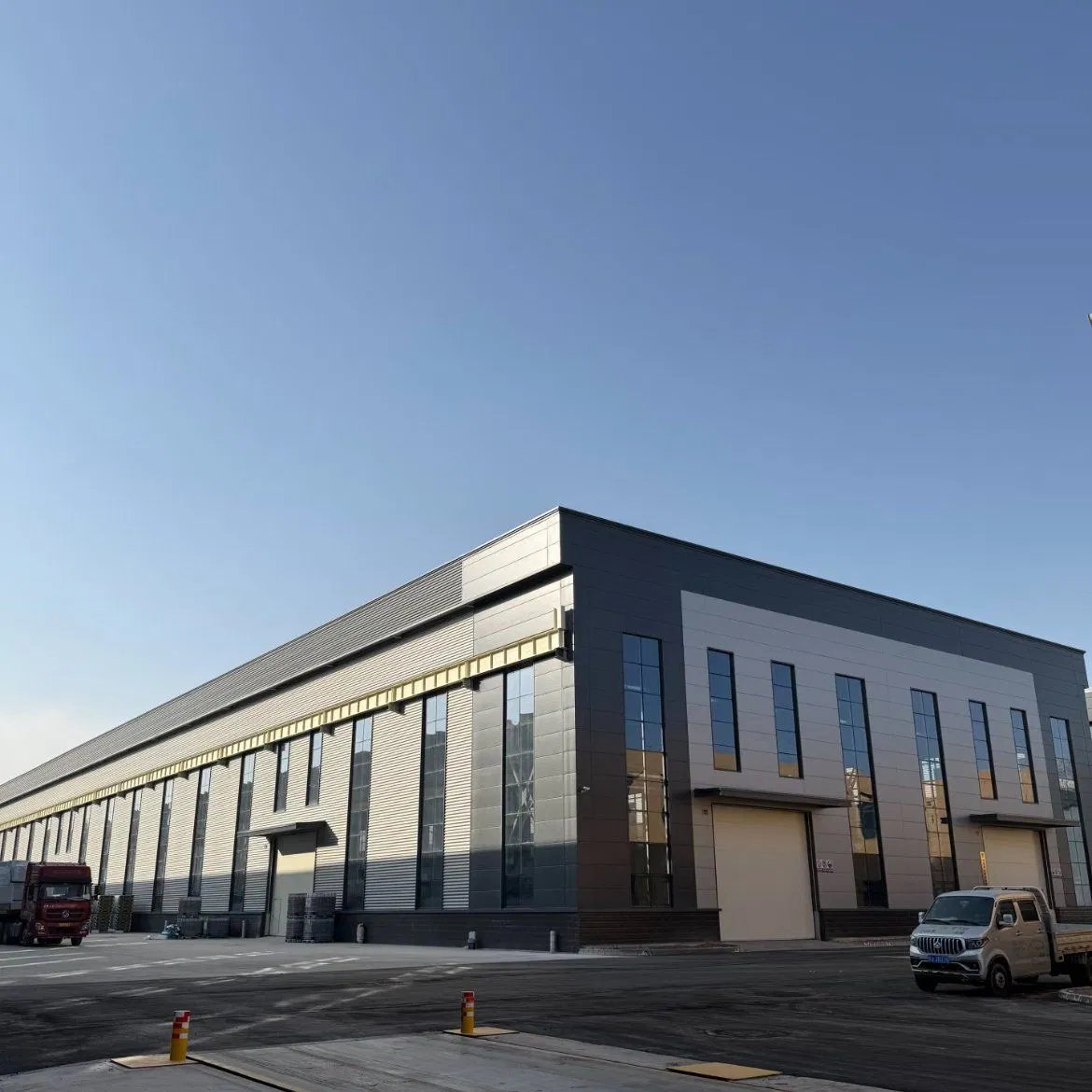 Robust Steel Structure Warehouse Designed for Tool Organization and Safety