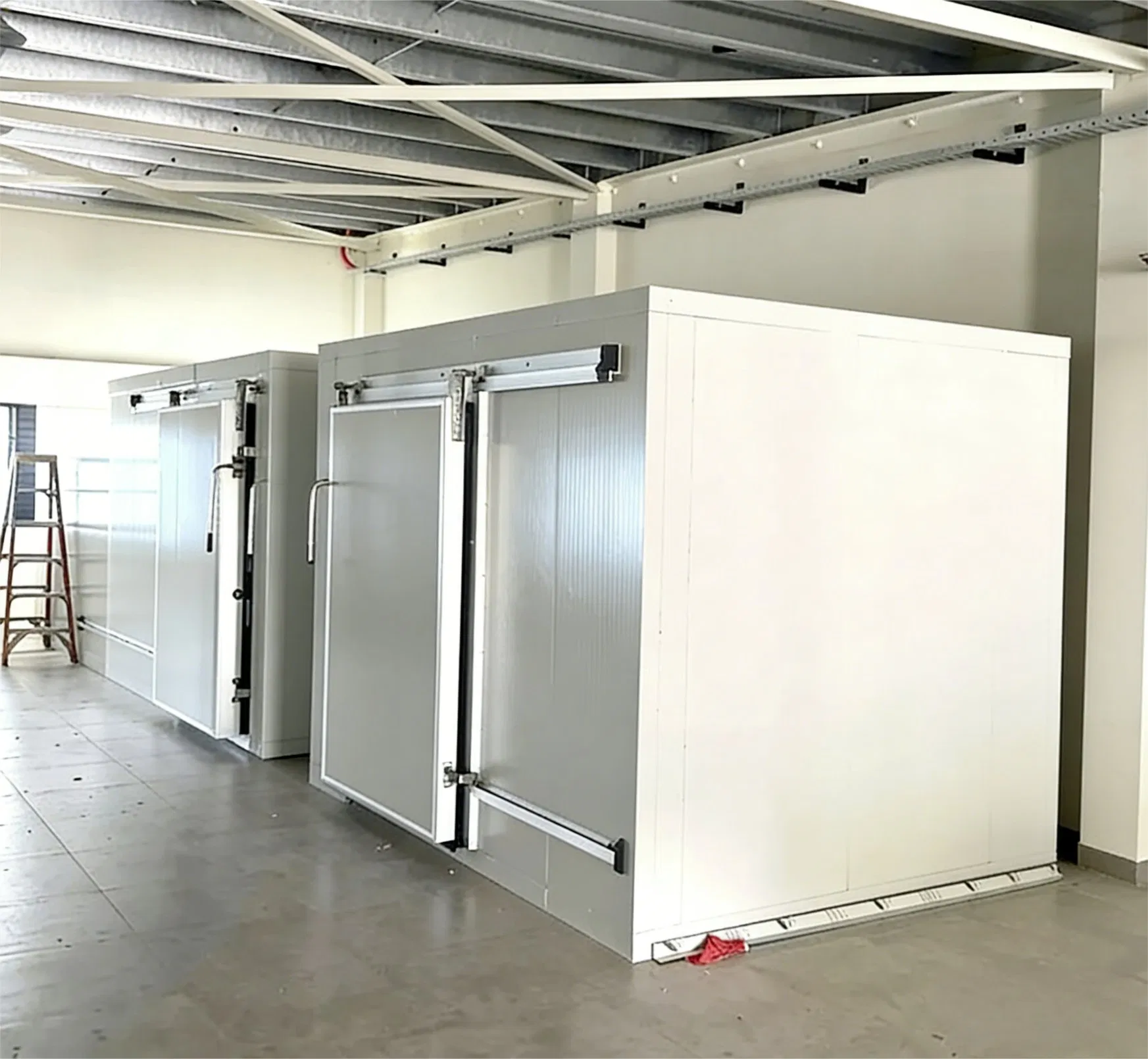 Cold Storage Room with Automated Temperature Adjustment