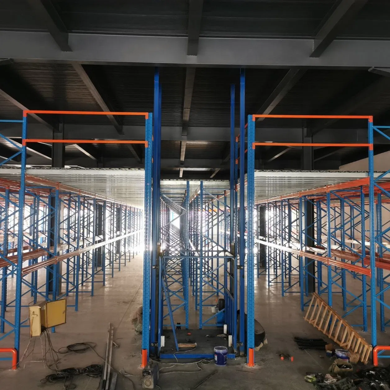 Robust Multi-Level Storage System for Heavy Loads and Space-Saving