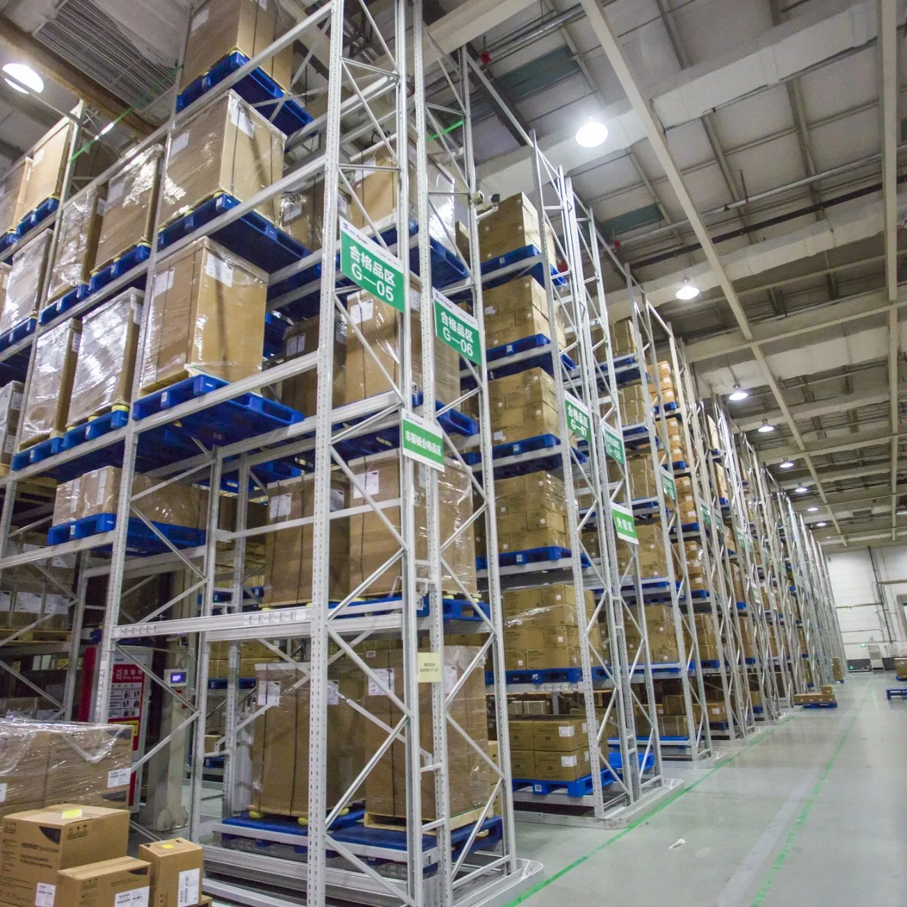 Heavy Duty Very Narrow Aisle Pallet Racking System for Warehouses