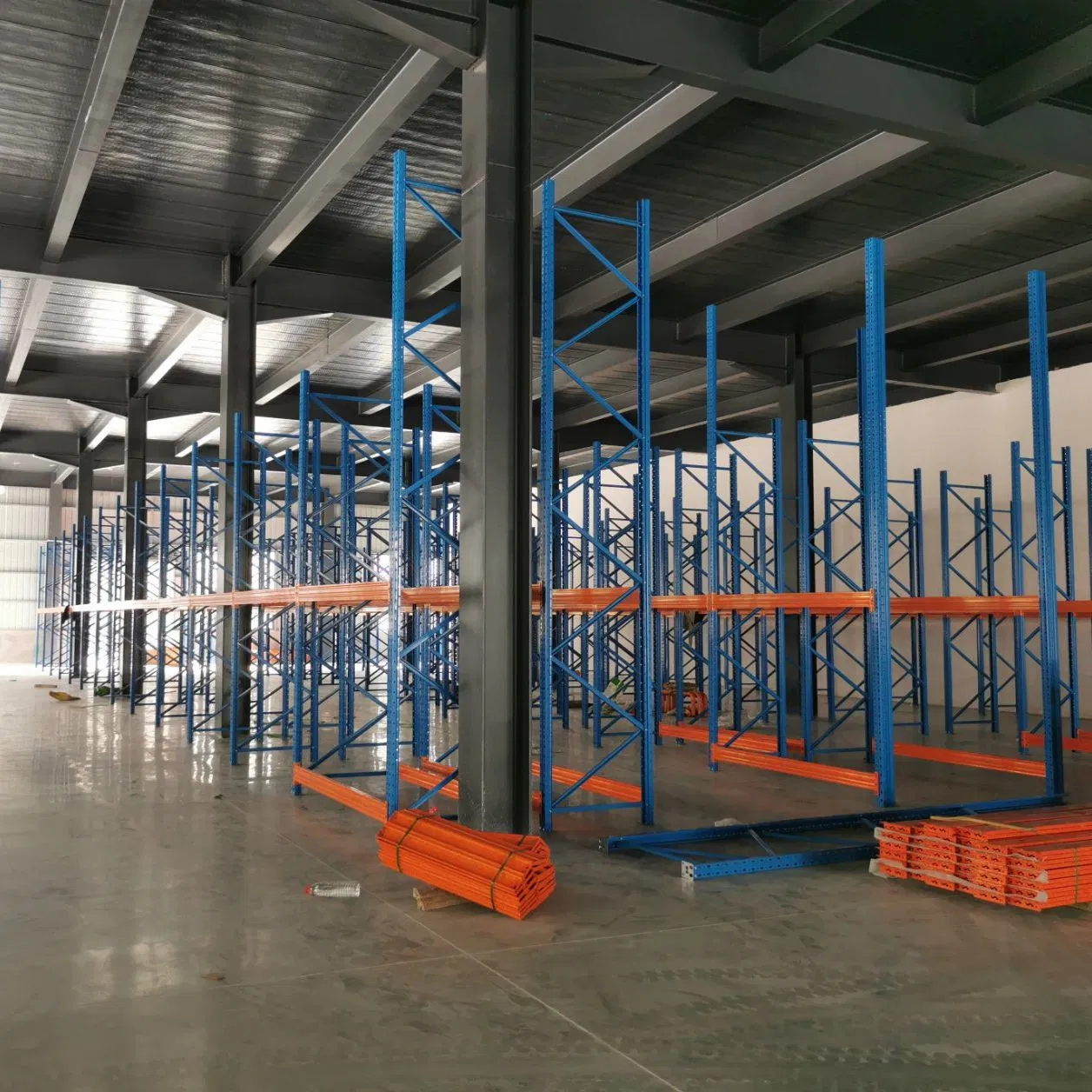 Versatile Structural Mezzanine System for Enhanced Storage Solutions