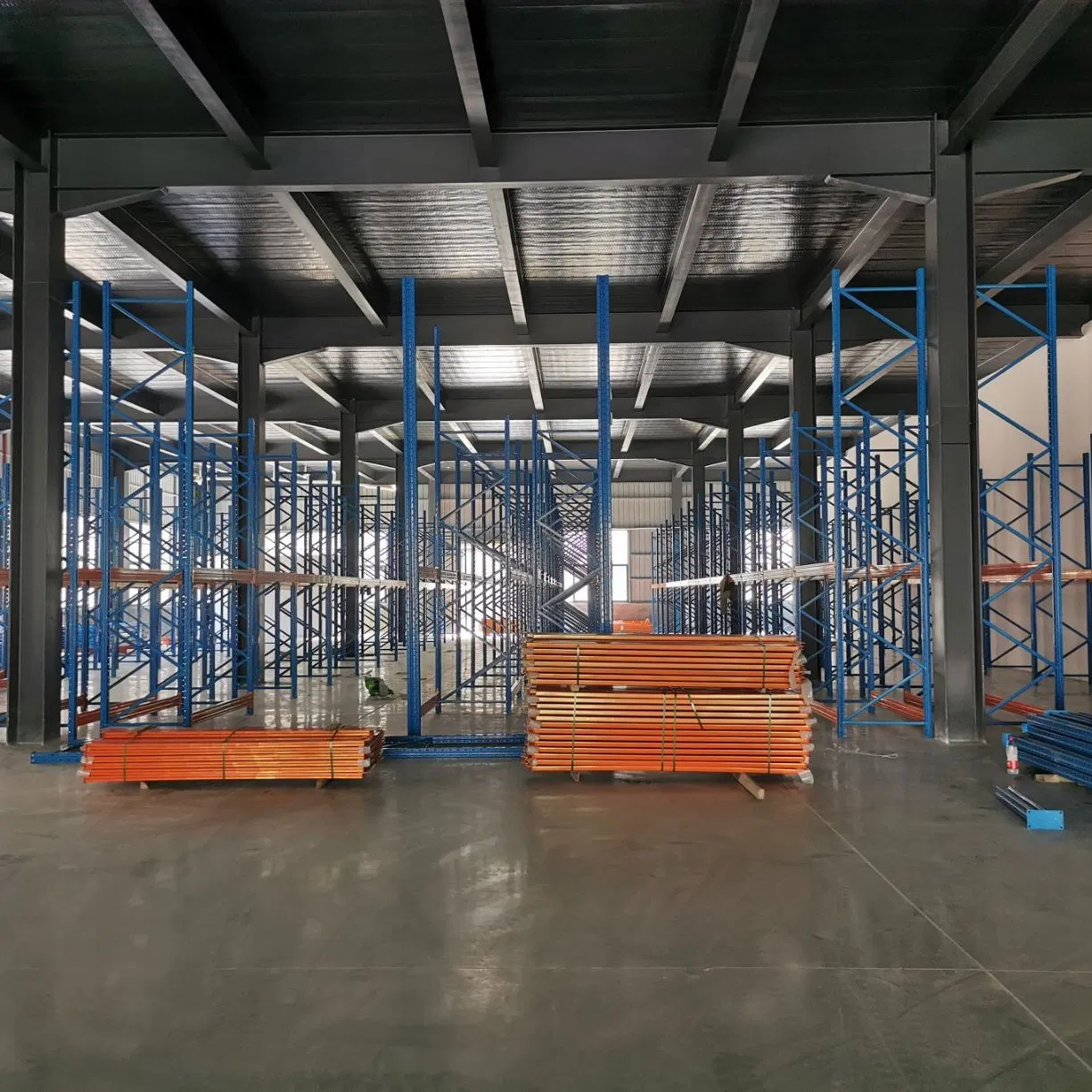 Versatile Structural Mezzanine System for Enhanced Storage Solutions
