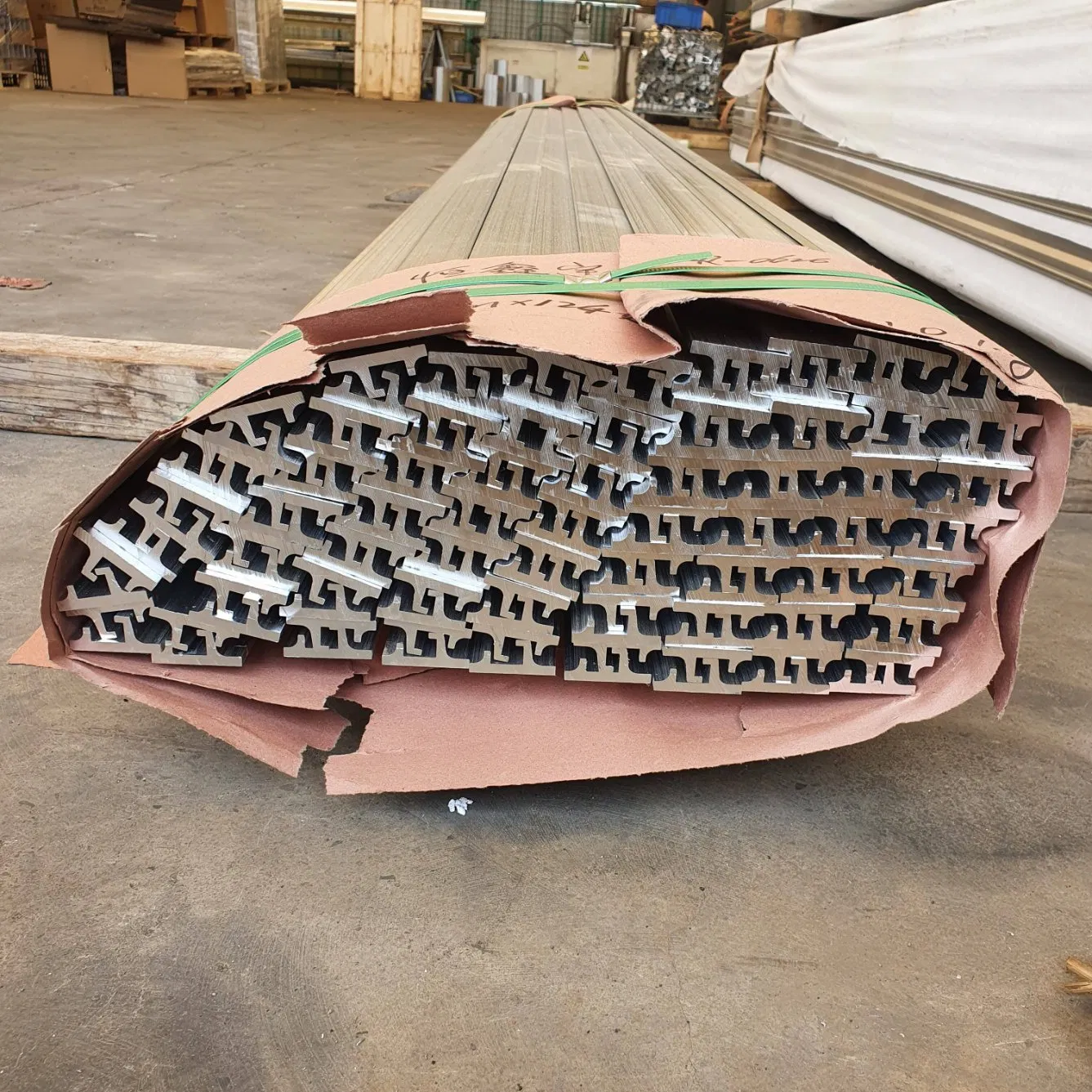 Custom Aluminum Extrusion Profiles 6061 6063 7075 Series Aluminum Sheet Tube