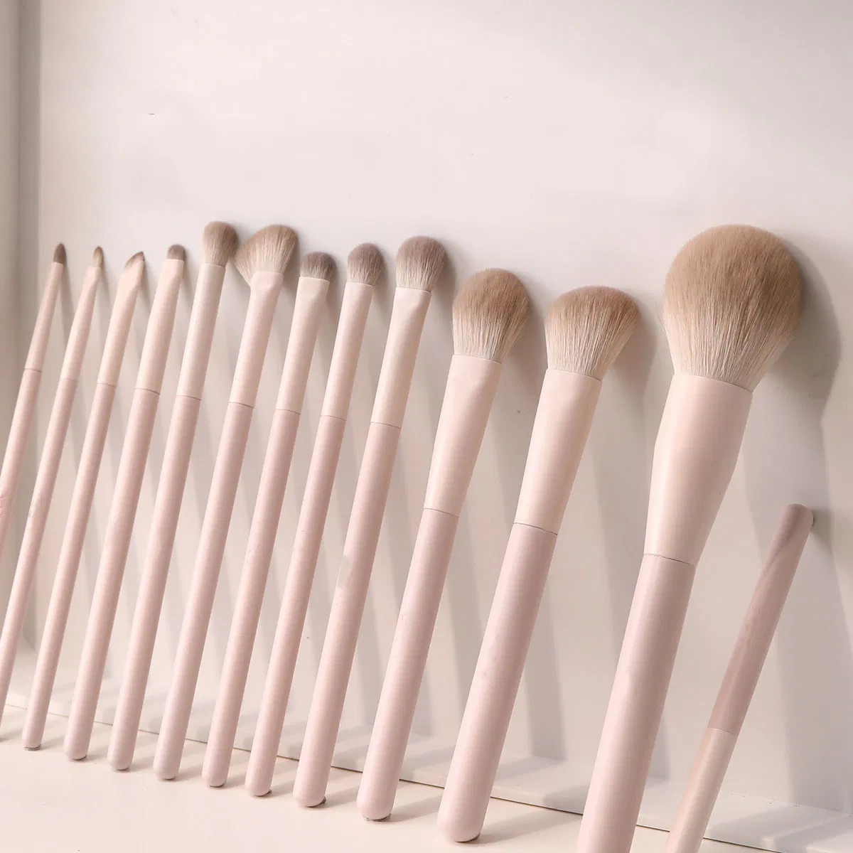 Pincel de Maquiagem em Rosa Dourado com Design Luxuoso para Aplicação de Pó