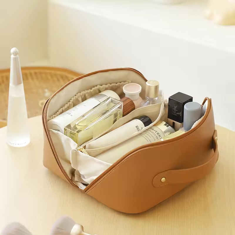 Estojo de armazenamento cosmético de viagem com múltiplos compartimentos, slot para pincéis, transparente, à prova d'água, antiarranhões, feito de couro vegano durável