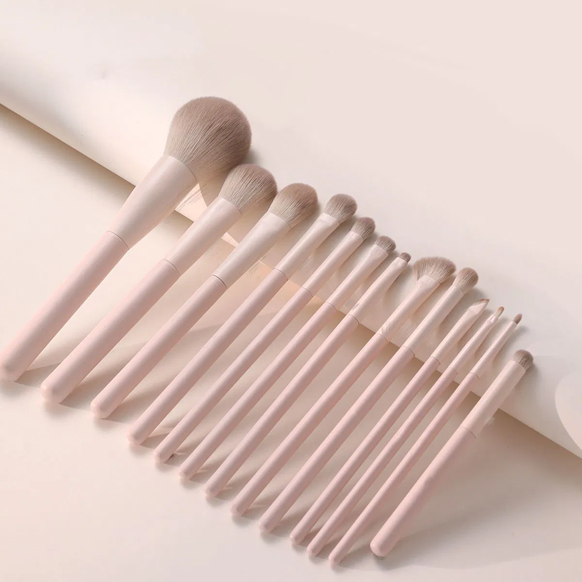 Pincel de Maquiagem em Rosa Dourado com Design Luxuoso para Aplicação de Pó