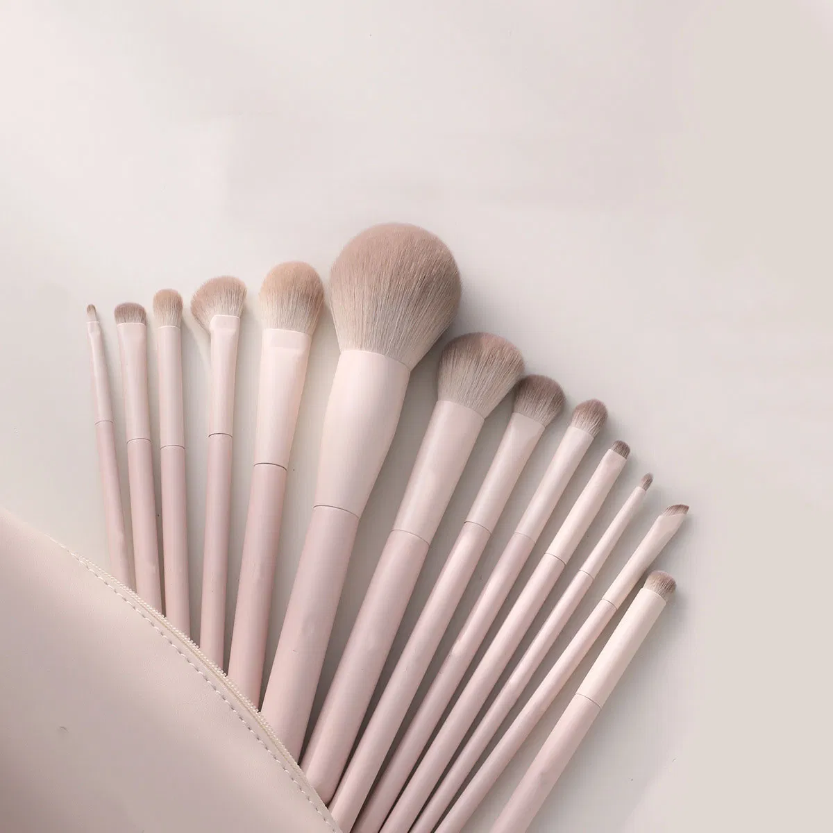 Pincel de Maquiagem em Rosa Dourado com Design Luxuoso para Aplicação de Pó